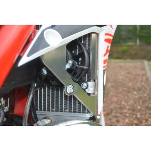 AXPレーシング AXPレーシング F2537 ラジエターガード ブラック Beta X-trainer 250/300 16-18